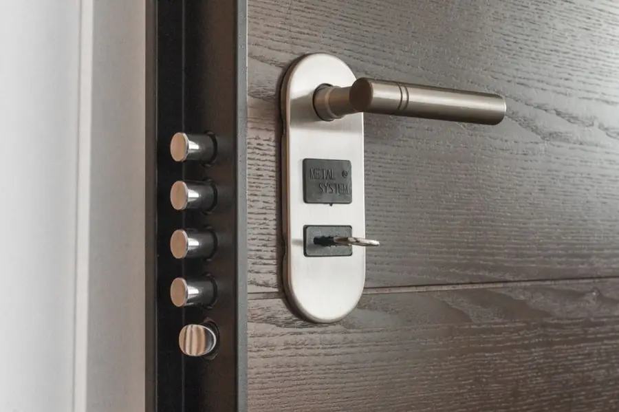 Porte blindée et serrure multipoints
